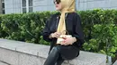 Yang paling mencuri perhatian adalah aksesorinya. Syahrini melengkapi penampilannya dengan sepatu hak tinggi berwarna hitam-emas yang menonjolkan kesan mewah. Selain itu, ia mengenakan gelang emas mencolok yang memberikan statement bold pada gayanya. [@princessyahrini].