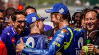 Ekspresi pembalap Movistar Yamaha, Valentino Rossi (kanan), dan rekan setimnya, Maverick Vinales, setelah kualifikasi MotoGP Italia, di Sirkuit Mugello, Minggu (3/6/2018). (Twitter/Yamaha MotiGP)
