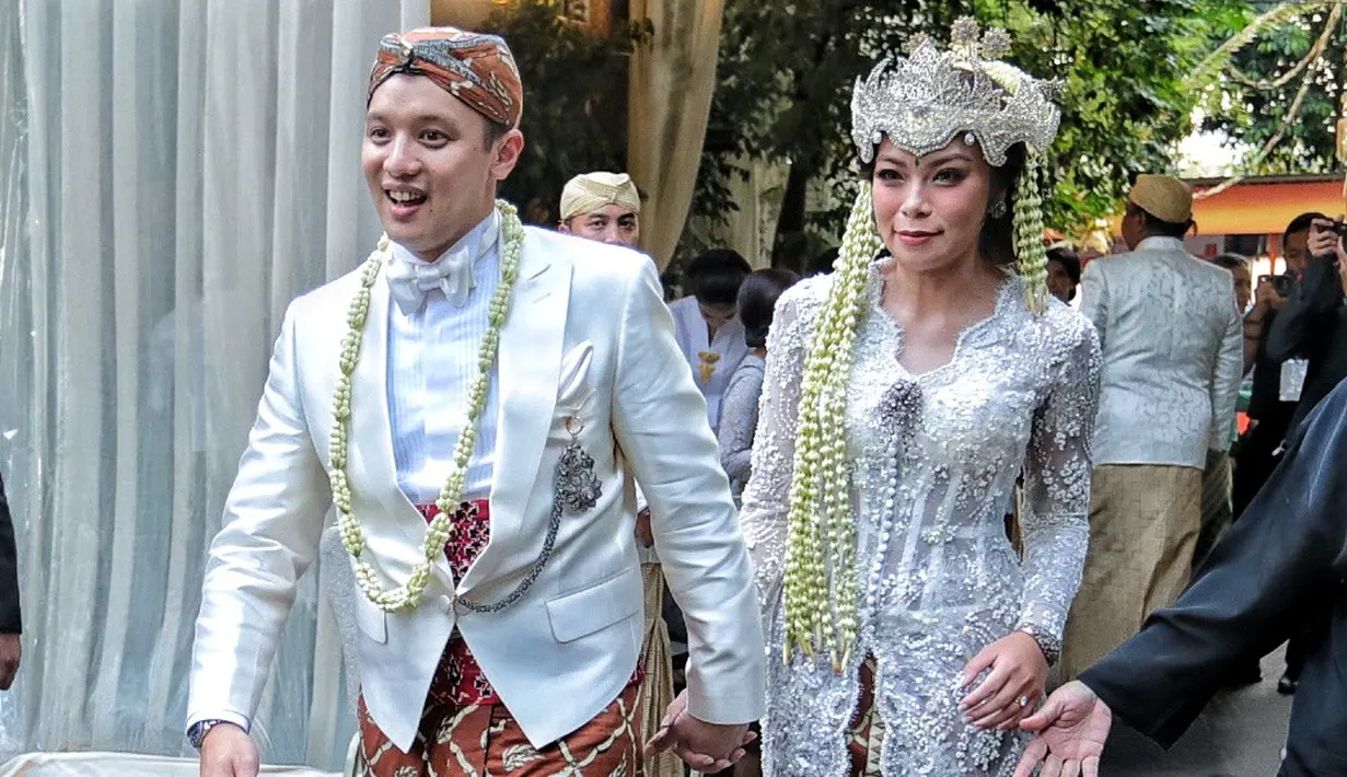 Pembalap yang juga Anggota DPR, Moreno Soeprapto baru saja mempersunting Noorani Sukardi. Akad nikah digelar di kediaman mempelai perempuan yang tak lain mantan menteri BUMN Laksamana Sukardi. (Adrian Putra/Bintang.com)