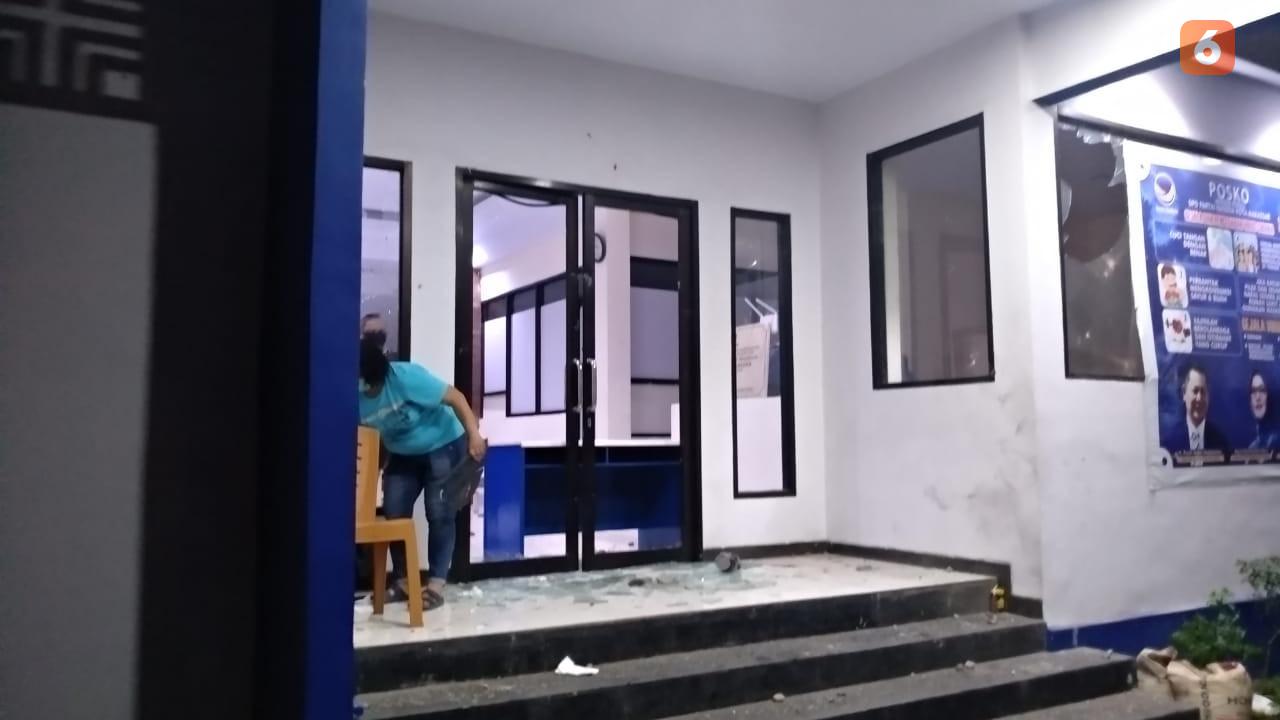 Kantor DPD Partai NasDem Makassar dirusak dan dijarah (Liputan6.com/Fauzan)