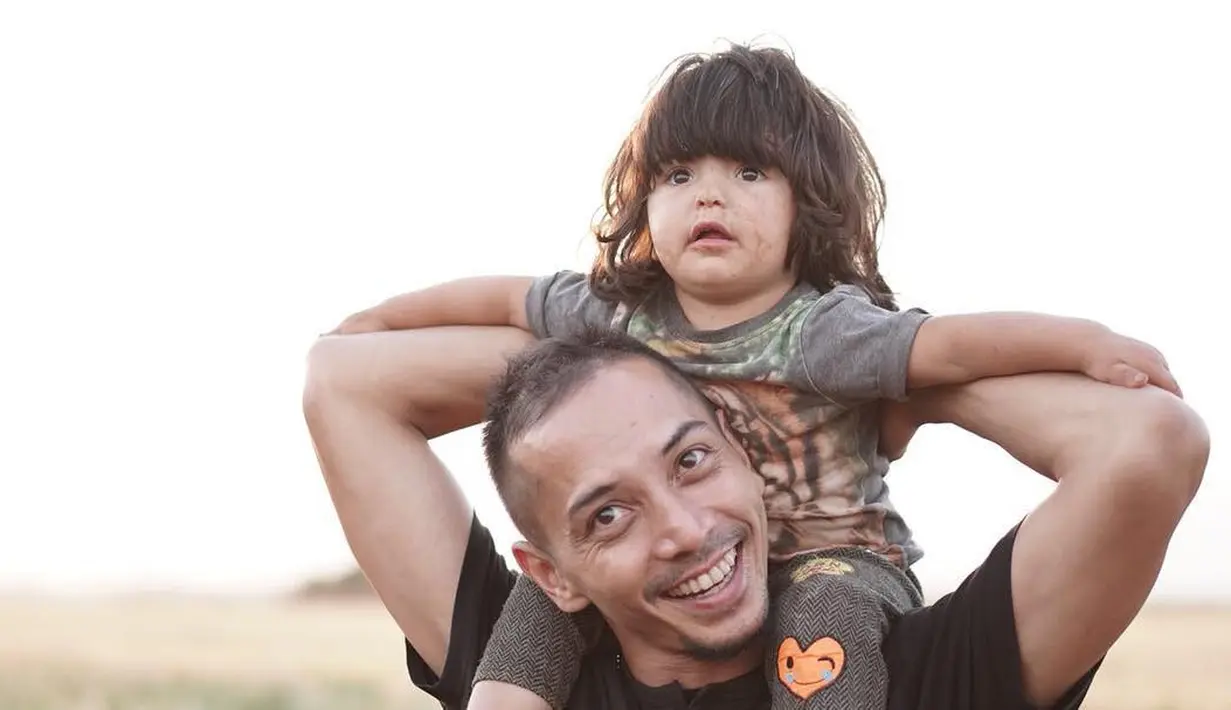 Aktor kelahiran Mesir 33 tahun itu menceritakan saat menjadi salah satu relawan. Hatinya tersentuh ketika melihat para korban baik anak-anak maupun orang dewasa. Bahkan ada yang depresi dan cacat fisik. (Instagram/fauzibaadilla2018)