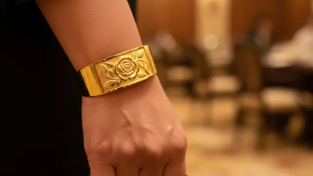 Gelang Emas Klasik untuk Ibu 45 Tahun