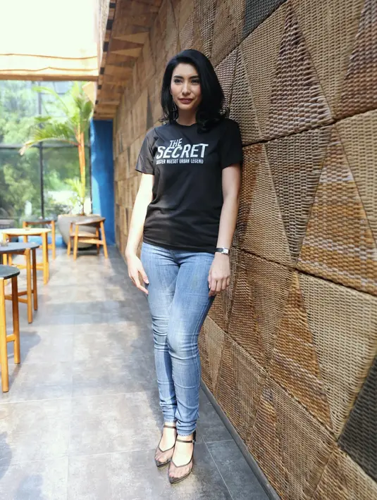 "Jadi sekarang mengatasinya adalah, gue suka aja pakai bajunya yang longgar-longgar aja. Makanya kadang-kadang orang kalau nanya, apaan sih nggak kelihatan gemuk ko," kata Tyas. (Nurwahyunan/Bintang.com)