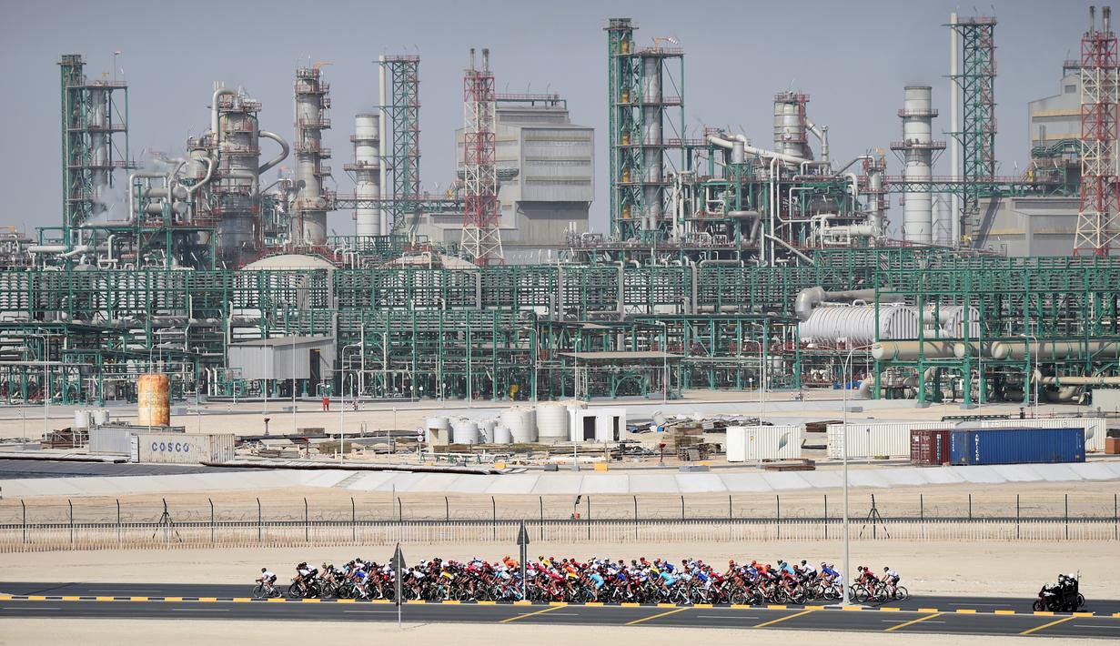 Deretan pebalap sepeda beraksi di Etape 5 Tour of Qatar, antara Sealine Beach Resort dan Doha. (12/2/2016). (AFP/Eric Feferberg)