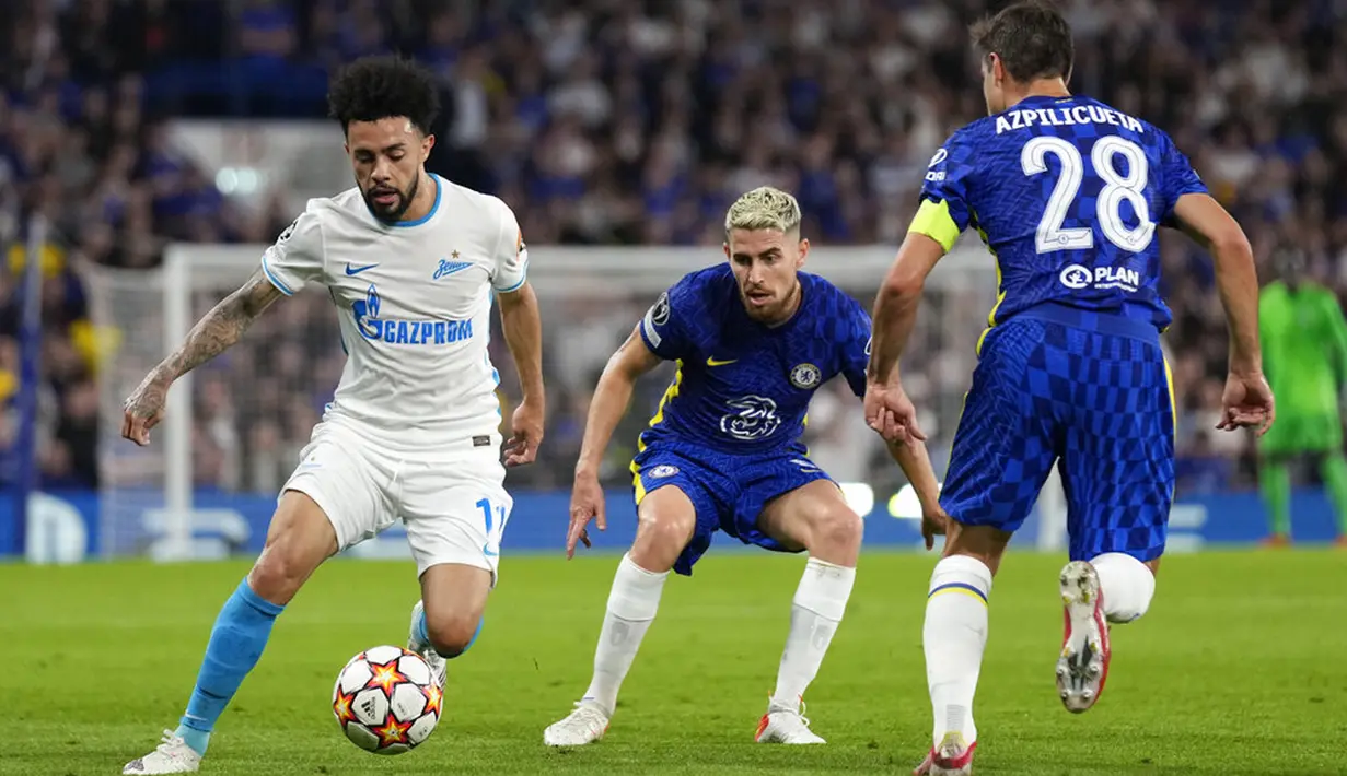 Pemain Zenit St Petersburg Claudinho (kiri) berebut bola dengan pemain Chelsea Jorginho (tengah) dan Cesar Azpilicueta pada pertandingan Grup H Liga Champions di Stadion Stamford Bridge, London, Inggris, Selasa (14/9/2021). Chelsea menang 1-0. (AP Photo/Kirsty Wigglesworth)