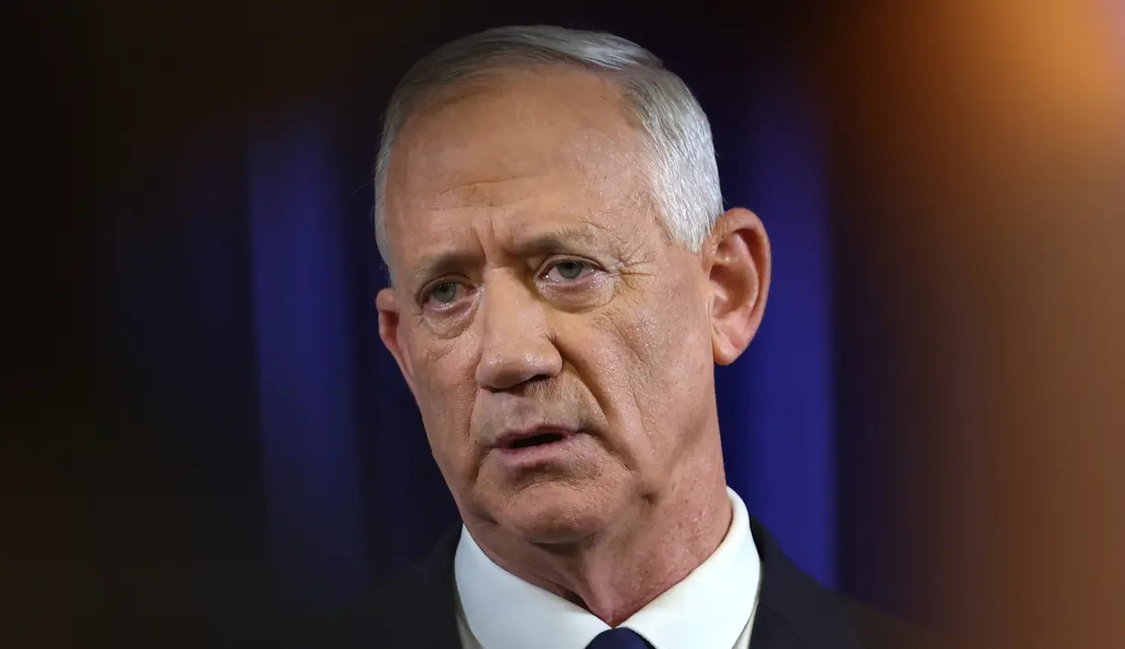 Menteri kabinet perang Israel Benny Gantz mengumumkan pengunduran dirinya dalam pidato yang disiarkan televisi di kota Ramat Gan, Israel, dekat Tel Aviv, Minggu (9/6/2024). (JACK GUEZ / AFP)