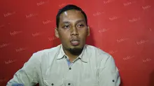 Sekjen PSSI, Azwan Karim (kiri), saat mengumumkan Eduard Tjong sebagai pelatih Timnas U-19 di Kantor PSSI, Jakarta, Jumat (15/7/2016). Timnas U-19 akan berlaga dalam turnamen Piala AFF U-19 di Vietnam pada September mendatang. (Bola.com/Arief Bagus)