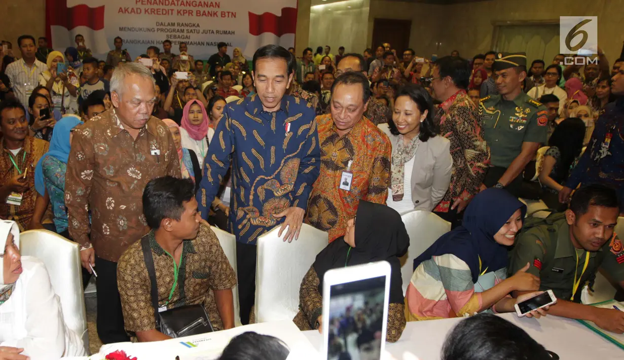 Presiden Jokowi berbincang dengan calon pembeli yang sedang melakukan transaksi pada pameran perumahan nasional Indonesia Property Expo 2017 di JCC Senayan, Jumat (11/8). Pameran tersebut digelar pada 11-20 Agustus 2017 (Liputan6.com/Angga Yuniar)