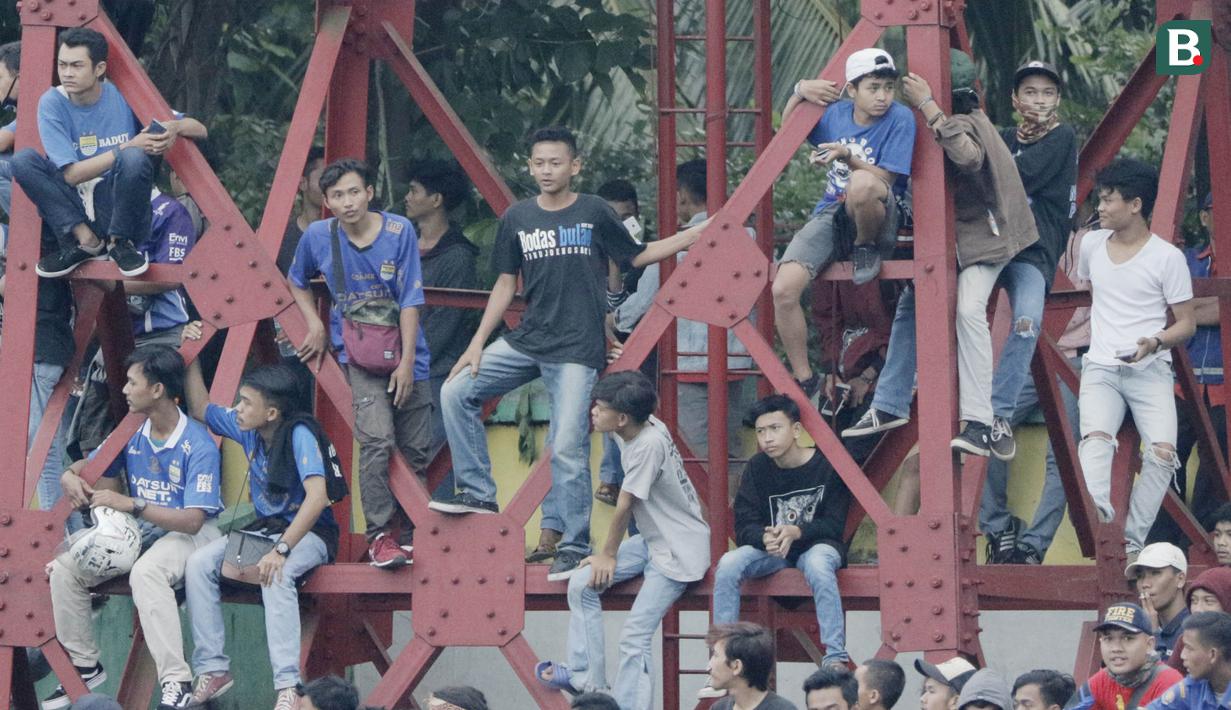 Suporter naik ke tower saat menyaksikan pertandingan antara Perserang Serang melawan Persib Bandung pada laga uji coba di Stadion Maulana Yusuf, Serang, Kamis (1/3/2018). Persib menang 6-0 atas Perserang. (Bola.com/M Iqbal Ichsan)
