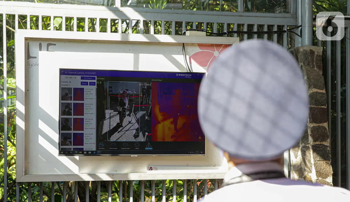 Kamera pendeteksi panas terpasang di Lycee Francais De School, Jakarta, Jumat (28/5/2021). Sekolah ini menerapkan sistem dengan metode blended learning atau pembelajaran campuran anatara tatap muka dengan daring agar ruang kelas hanya diisi 50 persen kapasitas siswa. (Liputan6.com/Faizal Fanani)