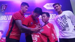 Pemain Bali United, Irfan Bachdim, membubuhkan tanda tangan saat acara Meet and Greet bertema “Bicara Gaya Hidup Bintang Sepakbola Bersama Bali United di Rumah Indofood” di Jakarta Fair, Selasa (11/7/2017). (Dokumentasi Penyelenggara)