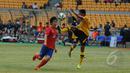 Gelandang timnas Korea Selatan U-23, Lee Gwanghyeok (kiri) berebut bola dengan Mohd Nur Azees Bin Awg Ali (Brunei Darussalam) saat laga kualifikasi grup H Piala Asia 2016 di Stadion GBK, Jakarta, Jumat (27/3/2015). (Liputan6.com/Helmi Fithriansyah)