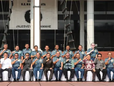 Sejumlah anggota Komisi I DPR berfoto bersama pejabat TNI AL usai menggelar pertemuan di Mabes TNI AL Cilangkap, Jakarta (19/1/2016). Pertemuan untuk meningkatkan tali silaturahmi. (Liputan6.com/Helmi Fithriansyah)