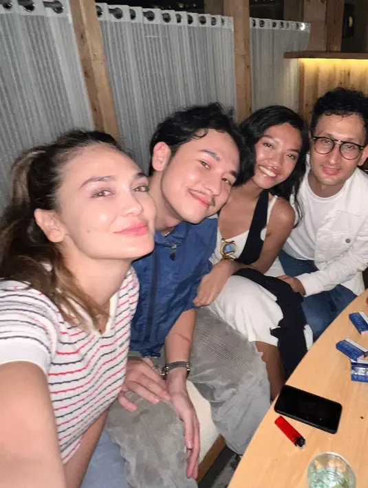 Nongkrong bare face siapa takut? Cantiknya Luna Maya tampil tanpa riasan wajah sama sekali sedang berkumpul bersama sahabat-sahabatnya. [Foto: Instagram/lunamaya]