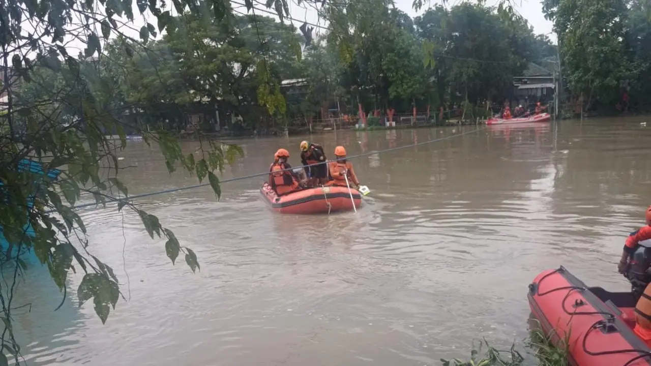 Tim Sar saat mengevakuasi korban perahu tambang tenggelam di Surabaya. (Dian Kurniawan/Liputan6.com)