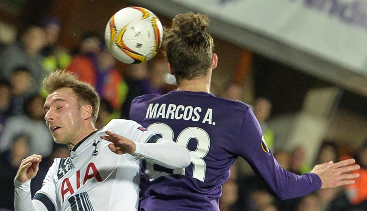 Pemain Tottenham Hotspur, Christian Eriksen (kiri), duel dengan pemain Fiorentina, Marcos Alonso Mendoza, dalam leg pertama babak 32 besar Liga Europa di Stadion Artemio Franchi, Italia, Jumat (19/2/2016) dini hari WIB. (AFP/Andreas Solaro)