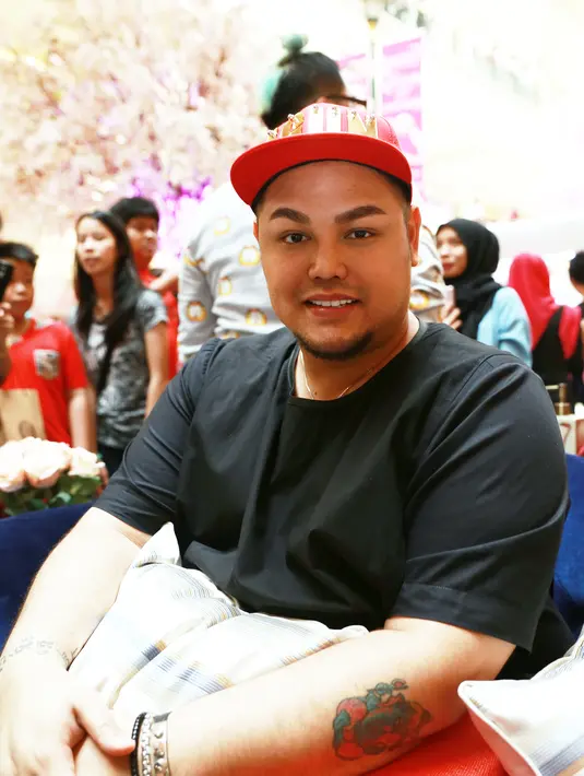 Berangkat dari profesi berbeda membuat Ivan dan kekasih harus menjaga komunikasi sebaik mungkin. Walaupun kebersamaan itu hanya dilewati dengan cara makan siang. (Wimbarsana/Bintang.com)