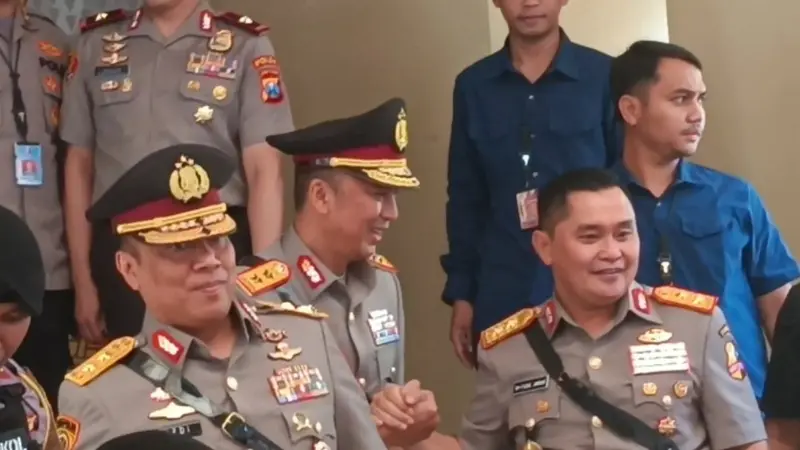 Kapolri Jenderal Pol Listyo Sigit Prabowo resmi melantik Irjen Fadil Imran menjadi Kabaharkam Polri dan Irjen Karyoto menjadi jadi Kapolda Metro Jaya.