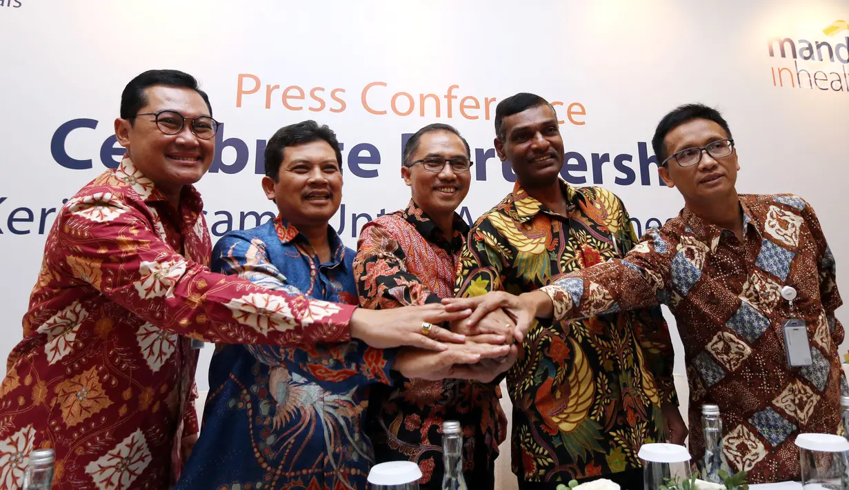 Dirut Mandiri Inhealth Iwan Pasila (tengah), Wakil Direktur Medical Doping Control INASGOC Wiweka (kedua kanan) bersama jajaran Direksi disela acara Celebrate Partnership kerja bersama Asian Games 2018 di Jakarta, Rabu (12/9). (Liputan6.com/HO/Arif)