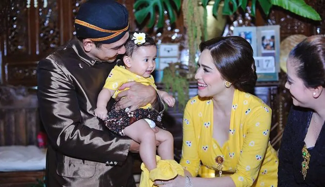 Kebaya warna kuning cerah jadi pilihan Yasmin Wildblood dengan motif jumputan yang ceria. (Foto: Instagram @yaswildblood)