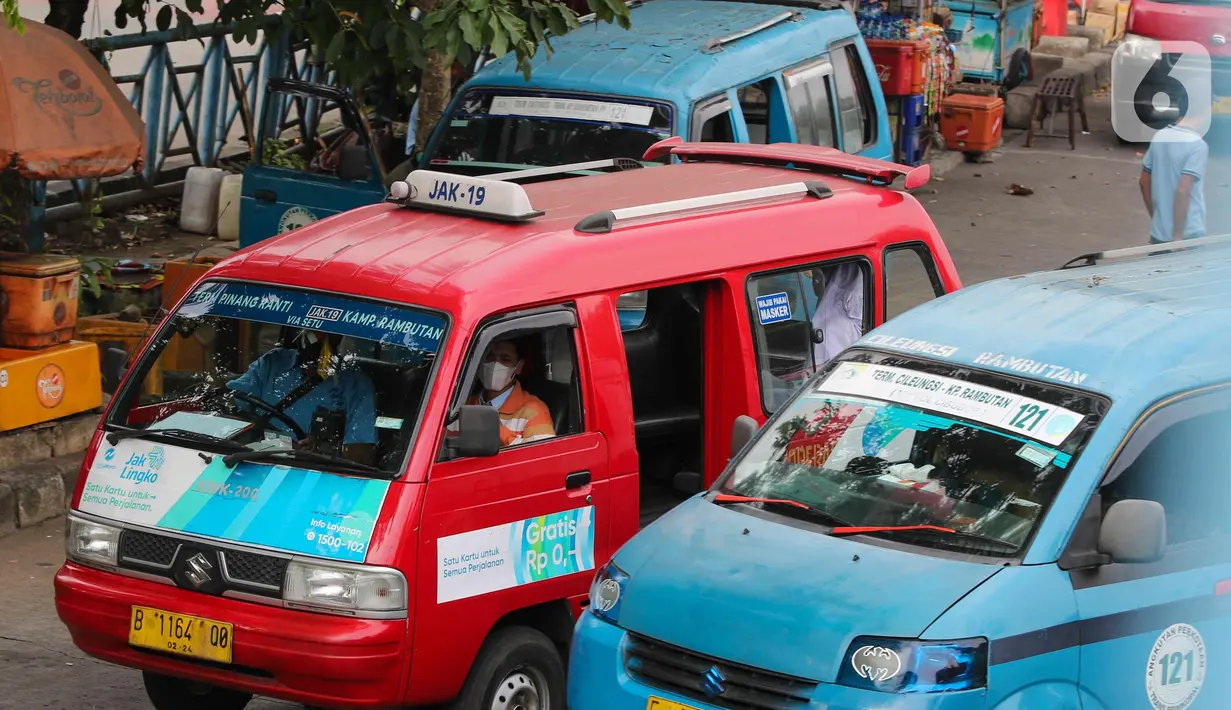 Sejumlah angkutan umum (Angkot) menunggu penumpang di Kampung Rambutan, Jakarta, Selasa (12/7/2022). Kepala Dishub DKI Jakarta Syafrin Liputo mengatakan rencana kebijakan pengaturan tempat duduk seluruh angkutan umum (Angkot) wajib memisahkan antara penumpang wanita dan pria yang akan diterapkan pada minggu ini. (Liputan6.com/Herman Zakharia)