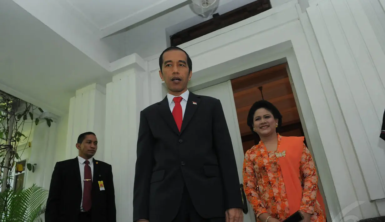 Setelah perkenalkan ketiga anaknya, Jokowi kemudian memperkenalkan sang istri, Iriana yang terlihat anggun dengan kebaya oranye bermotif bunga-bunga, Jakarta, (20/10/14). (Liputan6.com/Herman Zakharia)