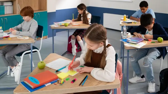 Siswa belajar di kelas (Foto Dok: Freepik/freepik)