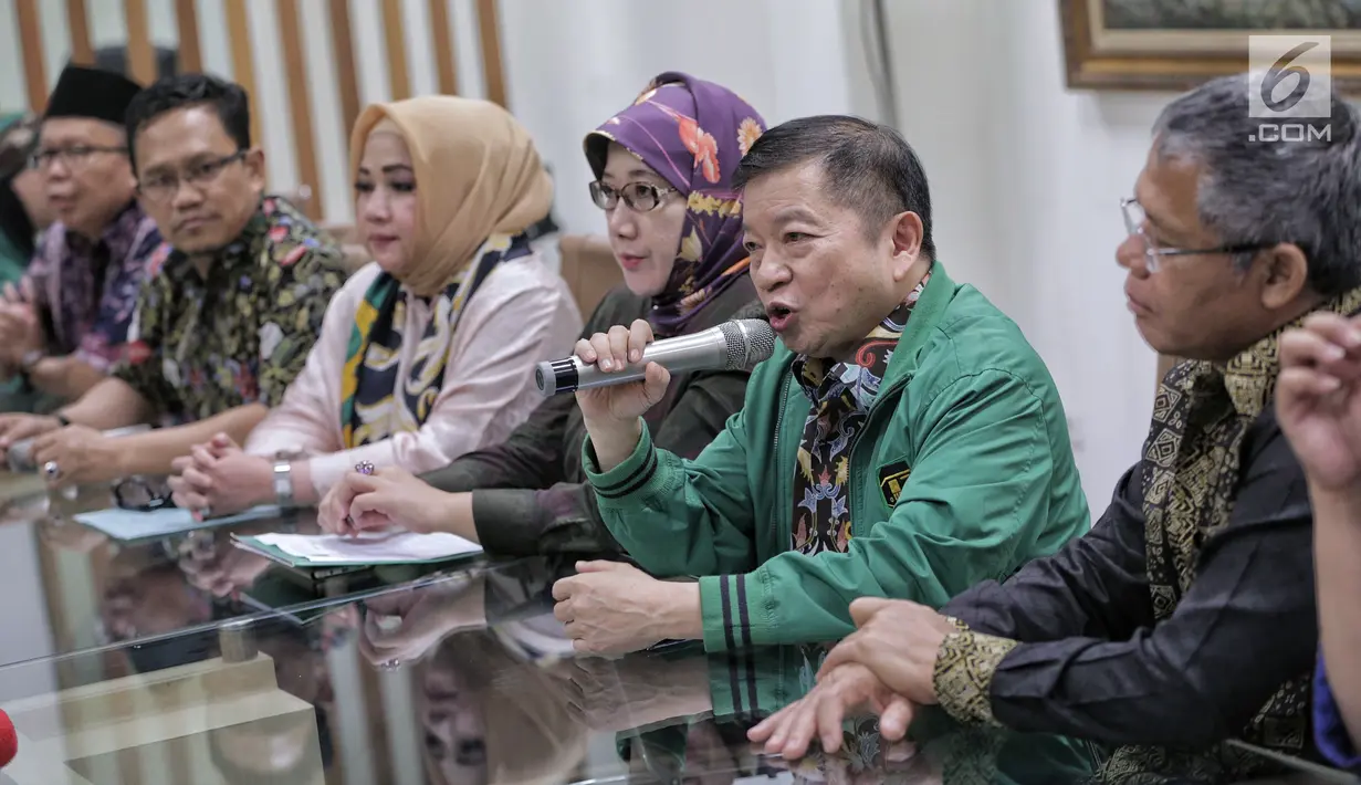 Anggota Dewan Pertimbangan Presiden, Suharso Monoarfa (kedua kanan) memberi keterangan pers di DPP PPP, Jakarta, Sabtu (16/3). Pada rapat tertutup, Pengurus PPP menunjuk Suharso Manoarfa menjadi Plt Ketum PPP. (Liputan6.com/Faizal Fanani)