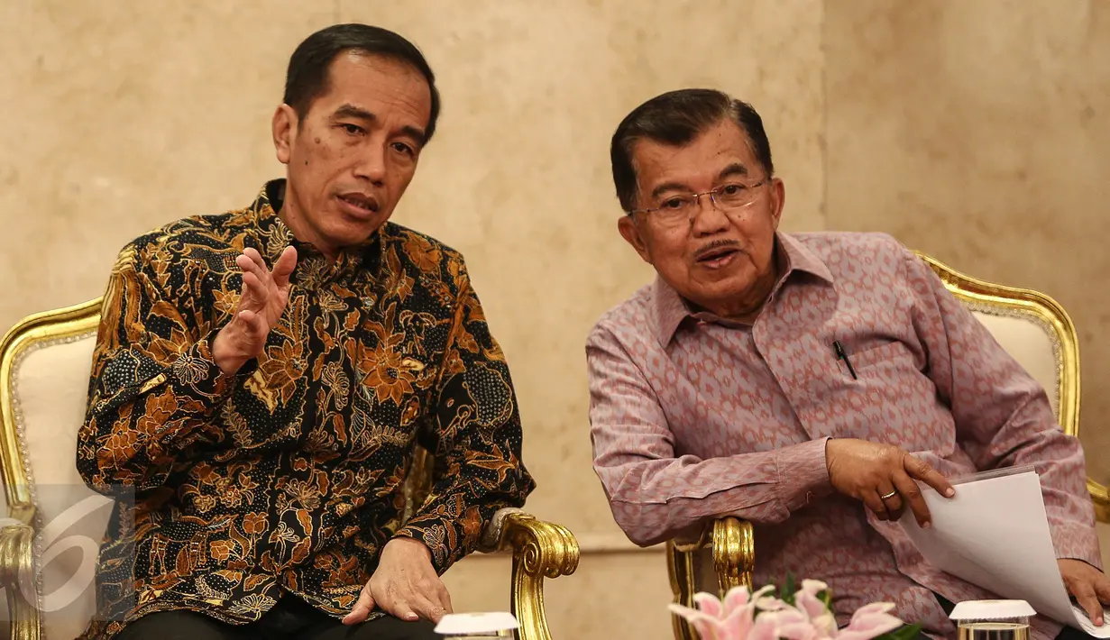 Presiden Jokowi didampingi Wapres Jusuf Kalla berbincang sebelum memberi pengarahan kepada kepala kepolisian daerah (Kapolda) dan kepala kejaksaan tinggi (Kajati) se-Indonesia di Istana Negara, Jakarta, Selasa (18/7). (Liputan6.com/Faizal Fanani)