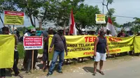 Masyarakat Blora bagian selatan melakukan aksi unjuk rasa di depan area CPPG Pertamina EP Asset 4 Field Cepu, Desa Sumber, Kecamatan Kradenan, Kabupaten Blora. (Liputan6.com/Ahmad Adirin)