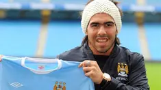 Striker asal Argentina, Carlos Tevez berpose di City of Manchester Stadium setelah resmi bergabung dengan Manchester City pada 14 Juli 2009. AFP PHOTO/ANDREW YATES