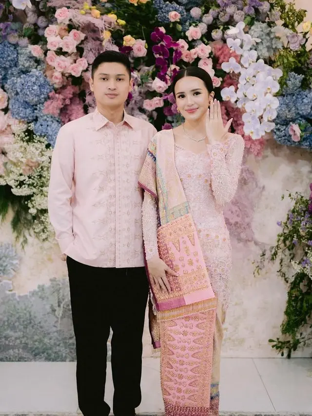 Beby Tsabina Resmi Dilamar Rizki Natakusumah di momen Hari Kartini. [@thebridestory]