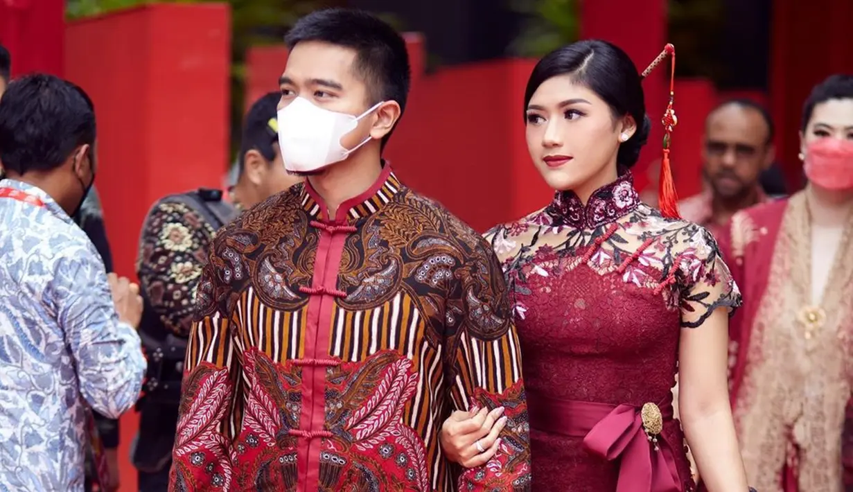 Kebersamaan pasangan yang baru menikah ini pun menajdi sorotan. Terlebih, Erina juga terlihat menggandeng mesra sang suami saat memasuki area acara. (Liputan6.com/IG/@erinagudono)