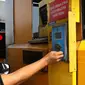 Pengendara melakukan transaksi nontunai menggunakan e-toll di gerbang tol ruas Tangerang, Banten, Rabu (17/7/2019). PT Jasa Marga (Persero) Tbk resmi menggandeng LinkAja untuk mendukung sistem penerapan transaksi nir sentuh atau Single Lane Free Flow (SLFF) di jalan tol. (Liputan6.com/Angga Yuniar)