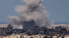 Foto yang diambil dari perbatasan Israel dengan Jalur Gaza, menunjukkan asap membubung di tengah serangan udara Israel terhadap wilayah Palestina yang terkepung pada 16 September 2025. (Menahem KAHANA/AFP)