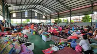 Ribuan pengungsi di Perumahan Total Persada, Gembor, Periuk, Kota Tangerang, mulai memadati titik pengungsian. Seperti di GOR, masjid dan juga sekolah dasar yang berdekatan dengan lokasi, Sabtu (20/2/2021).