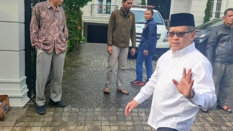 Sekretaris Jenderal DPP PDIP Hasto Kristiyanto hadir untuk melayat ke rumah duka Pengasuh Pondok Pesantren Tebuireng, Jombang, Jawa Timur, KH Shalahuddin Wahid atau Gus Sholah.