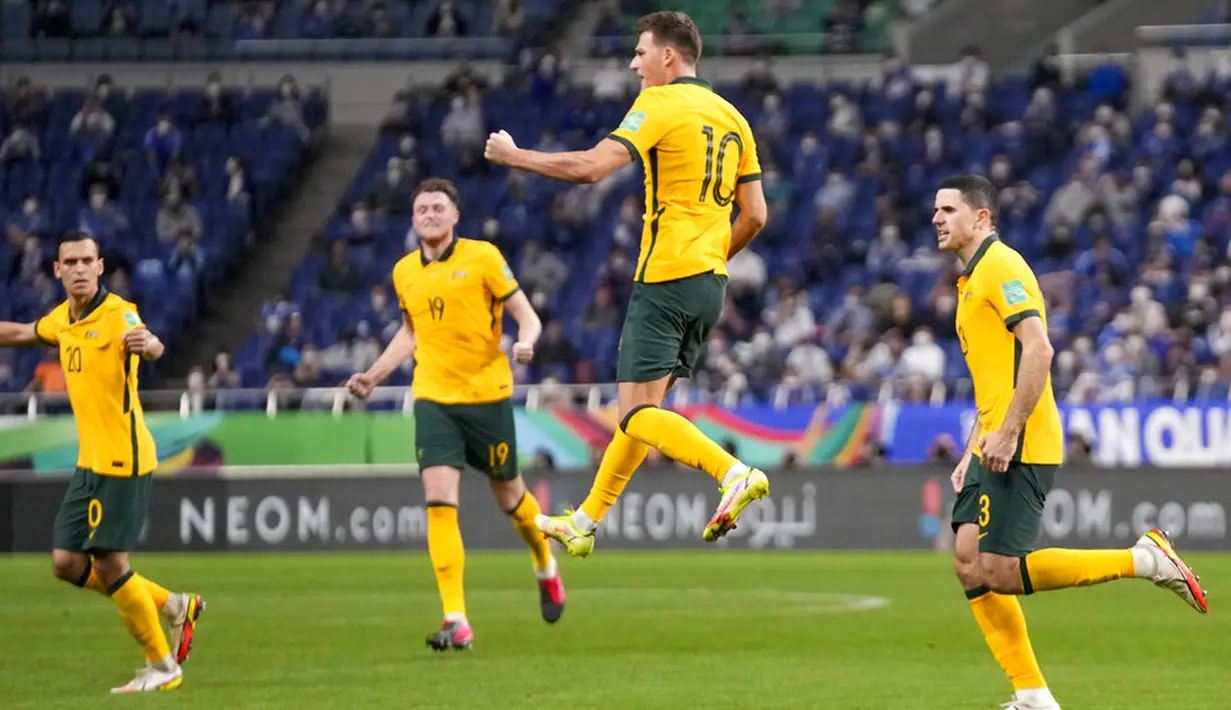 Pemain Australia Ajdin Hrustic melakukan selebrasi usai mencetak gol ke gawang Jepang pada pertandingan kualifikasi Grup B Piala Dunia 2022 di Stadion Saitama, Saitama, Jepang, Selasa (12/10/2021). Jepang menang 2-1. (AP Photo/Shuji Kajiyama)