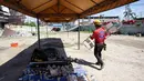 Seorang penyelamat menyiapkan peralatan untuk operasi pencarian pasca gempa bumi di General Santos, Filipina, Selasa, 9 Juni 2026. (AP Photo/Basilio Sepe)