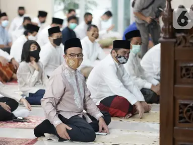 Gubernur dan Wakil Gubernur DKI Jakarta Anies Baswedan dan Ahmad Riza Patria melaksanakan salat Idul Adha di Masjid Fatahillah Balai Kota, Jumat (31/7/2020). Salat yang diikuti para pejabat Pemprov DKI Jakarta tersebut digelar dengan menerapkan protokol kesehatan. (Liputan6.com/Immanuel Antonius)