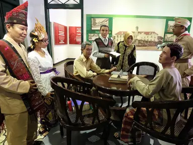 Pengunjung mengenakan kostum adat dan pejuang mengamati patung diorama di Museum Sumpah Pemuda, Jakarta, Jumat (27/10). Masyarakat ramai mengunjungi museum ini jelang Hari Sumpah Pemuda ke-89 pada Sabtu 28 Oktober 2017. (Liputan6.com/Faizal Fanani)