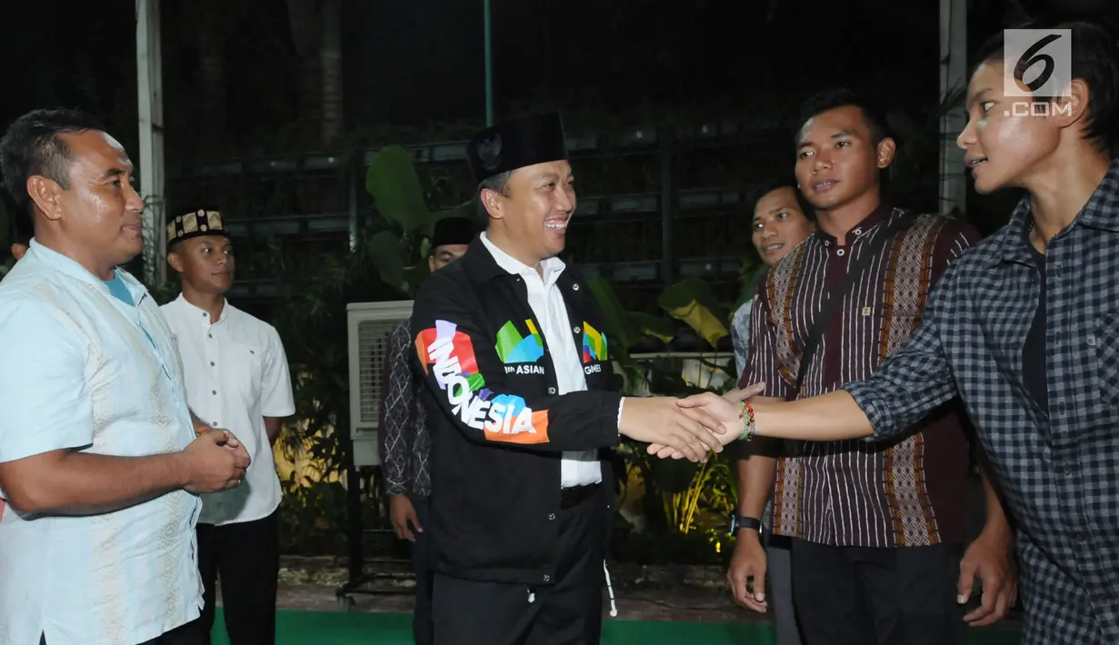 Menpora Imam Nahrawi (tengah) menyalami salah satu atlet usai buka puasa bersama di Jakarta, Senin (28/5). Acara tersebut dihadiri atlet pelatnas Asian Games 2018 dan para mantan atlet peraih medali. (Liputan6.com/Helmi Fithriansyah)