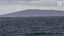 Pengamatan Gunung Anak Krakatau dilihat dari Dusun Tiga Regahan Lada, Pulau Sebesi, Lampumg Selatan, Senin (31/12). Pengamatan PVMBG, tinggi gunung dari permukaan air laut hanya tersisa 110 meter. (Liputan6.com/Herman Zakharia)