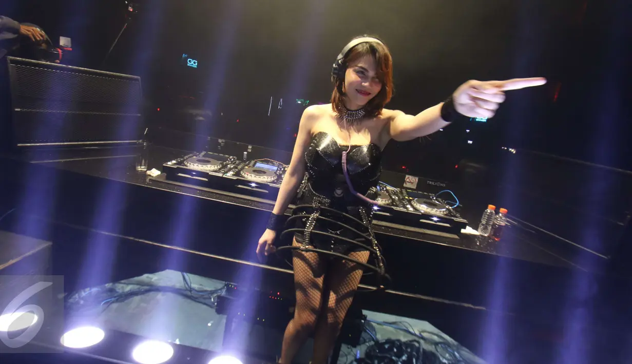 Aksi female disc jockey (FDJ) Katty Butterfly atau dikenal DJ Butterfly berhasil menghibur penonton di Lantai dansa Colosseum Jakarta, Rabu (8/3). (Liputan6.com/Helmi Afandi)