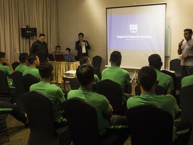 Pelatih Timnas Indonesia, Bima Sakti, bersama para pemain mengikuti sesi ESQ di Hotel Grand Zuri, Jawa Barat, Senin (5/11). Materi ESQ diberikan jelang turnamen Piala AFF 2018. (Bola.com/Vitalis Yogi Trisna)