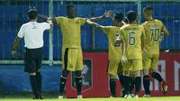 Para pemain Bhayangkara Solo FC merayakan gol yang dicetak oleh striker Ezechiel N'Douassel ke gawang Persija Jakarta dalam laga matchday ke-3 Grup B Piala Menpora 2021 di Stadion Kanjuruhan, Malang, Rabu (31/3/2021). Bhayangkara Solo FC kalah 1-2 dari Persija. (Bola.com/M Iqbal Ichsan)