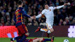 Pemain Barcelona, Lionel Messi, melanggar pemain AS Roma, Juan Manuel Iturbe, dalam laga Grup E Liga Champions di Stadion Camp Nou, Barcelona, Rabu (25/11/2015) dini hari WIB. (AFP Photo/Lluis Gene)
