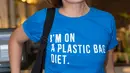 Demi mengurangi pencemaran lingkungan akibat sampah plastik, sebanyak 22 pemerintah kota siap menerapkan kantong plastik berbayar. (Dezmond Manullang/Bintang.com)