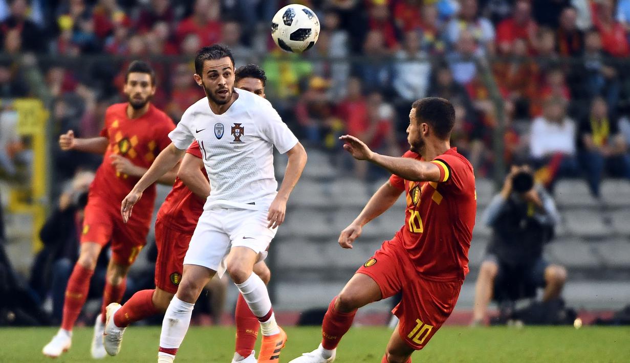 Gelandang Portugal, Bernardo Silva, berebut bola dengan gelandang Belgia, Eden Hazard, pada laga persahabatan di Stadion King Baudouin, Brussels, Sabtu (2/6/2018). Kedua negara bermain imbang 0-0. (AFP/Emmanuel Dunand)
