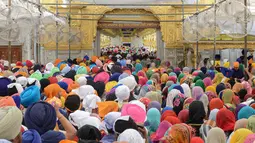 Umat penganut Sikh India berbaris untuk memberi penghormatan dalam perayaan ulang tahun ke 397 Guru Sikh Kesembilan di Kuil Emas di Amritsar, India (5/4). (AFP/Narinder Nanu)